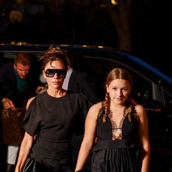 La famille Beckham arrive à l'hôtel "La Réserve" après le défilé "Victoria Beckham" lors de la Fashion Week à Paris, le 30 septembre 2022. David et Victoria Beckham étaient entourés de leurs enfants, Harper, Romeo et Cruz. Ce dernier est apparu avec sa compagne, Tana Holding. © Tiziano Da Silva / Pierre Perusseau / Bestimage 
