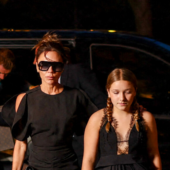 La famille Beckham arrive à l'hôtel "La Réserve" après le défilé "Victoria Beckham" lors de la Fashion Week à Paris, le 30 septembre 2022. David et Victoria Beckham étaient entourés de leurs enfants, Harper, Romeo et Cruz. Ce dernier est apparu avec sa compagne, Tana Holding. © Tiziano Da Silva / Pierre Perusseau / Bestimage 