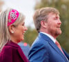 Le roi Willem-Alexander et la reine Maxima des Pays-Bas visitent le centre d'expérience de Volvo Trucks avec le roi Carl XVI Gustav de Suède et la reine Silvia de Suède dans le cadre de la visite d'État de trois jours du couple royal néerlandais en Suède, le 13 octobre 2022. 