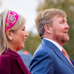 Le roi Willem-Alexander et la reine Maxima des Pays-Bas visitent le centre d'expérience de Volvo Trucks avec le roi Carl XVI Gustav de Suède et la reine Silvia de Suède dans le cadre de la visite d'État de trois jours du couple royal néerlandais en Suède, le 13 octobre 2022. 