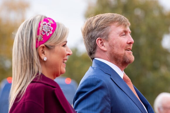 Le roi Willem-Alexander et la reine Maxima des Pays-Bas visitent le centre d'expérience de Volvo Trucks avec le roi Carl XVI Gustav de Suède et la reine Silvia de Suède dans le cadre de la visite d'État de trois jours du couple royal néerlandais en Suède, le 13 octobre 2022. 