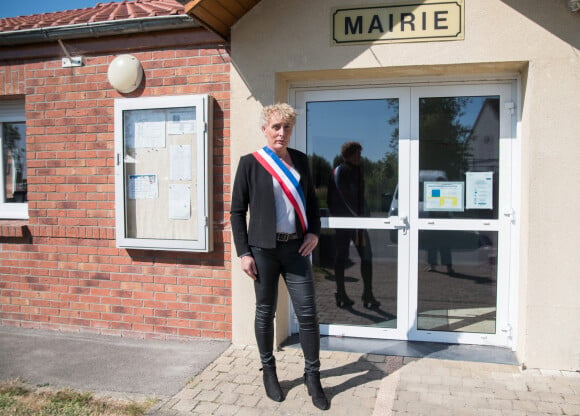 Marie Cau, première maire transgenre, posant devant sa mairie à Tilloy-Lez-Marchiennes le 30 mai 2020