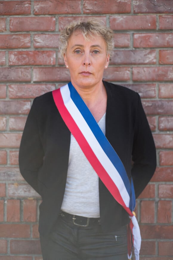Marie Cau, première maire transgenre, posant devant sa mairie à Tilloy-Lez-Marchiennes le 30 mai 2020. Elle n'a pas d'étiquette politique