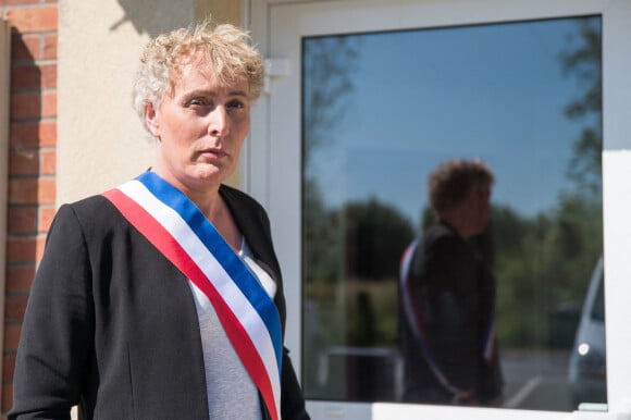 Marie Cau, première maire transgenre, posant devant sa mairie à Tilloy-Lez-Marchiennes le 30 mai 2020