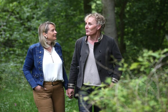 Marie Cau, première maire transgenre de France, se promène avec sa compagne Nathalie dans la forêt domaniale de Marchiennes