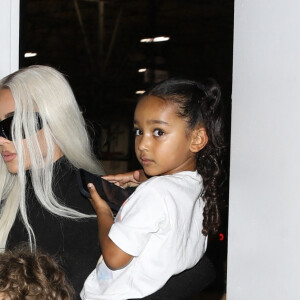 Kim Kardashian et ses enfants à la sortie du match de basket de sa fille North au Sports Academy center à Thousand Oaks, Los Angeles, le 14 octobre 2022.