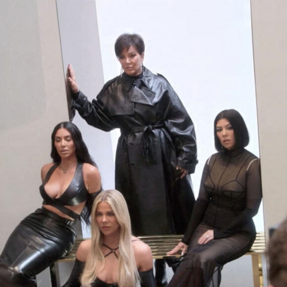 Kim Kardashian, Khloe Kardashian, Kourtney Kardashian et Kris Jenner dans l'émission "The Kardashians", sur HULU.