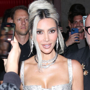 Kim Kardashian avec Domenico Dolce et Stefano Gabbana à la soirée "Dolce & Gabbana" lors de la Fashion Week de Milan (MLFW). 