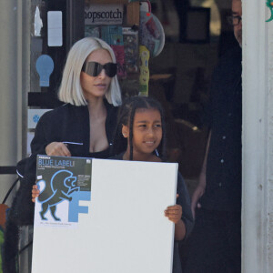 Exclusif - Kim Kardashian avec sa fille North à la sortie d'une papeterie à Los Angeles, le 27 juillet 2022.