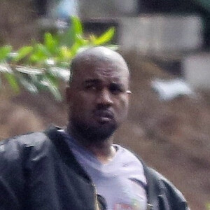Exclusif - Kanye West attend un UBER devant sa maison de Malibu, le 6 juillet 2022.