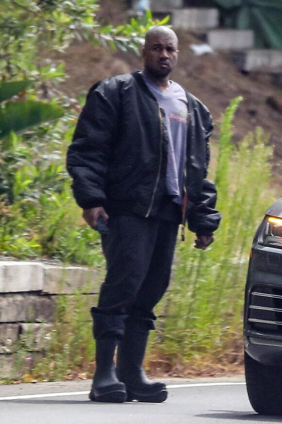 Exclusif - Kanye West attend un UBER devant sa maison de Malibu, le 6 juillet 2022.