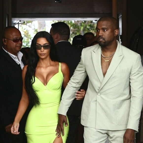 Kim Kardashian et son mari Kanye West arrivent à un mariage privé qui a lieu dans la maison de Versace à Miami.