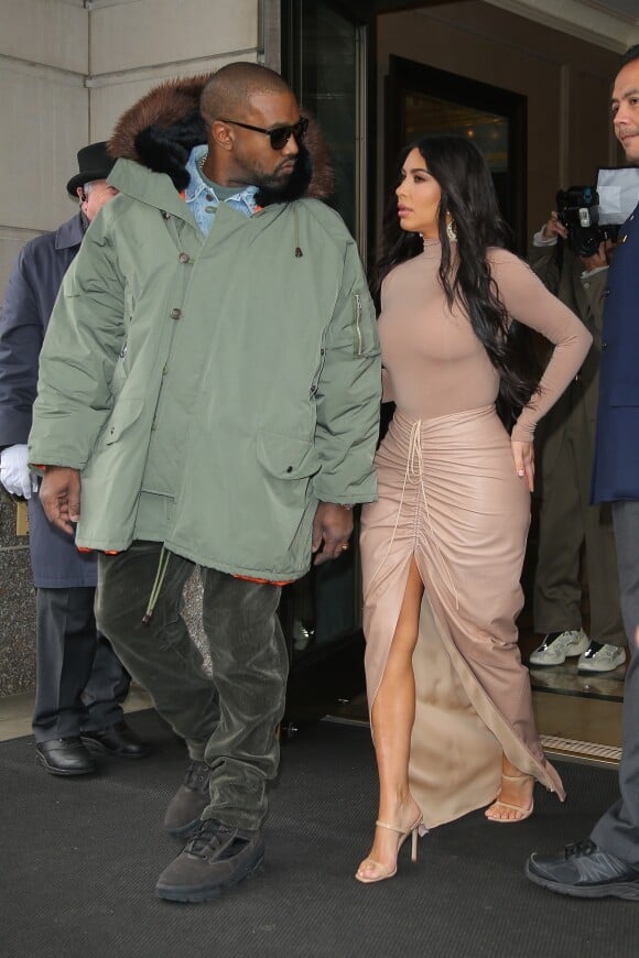 Kim Kardashian et son mari Kanye West se baladent ensemble à New York.