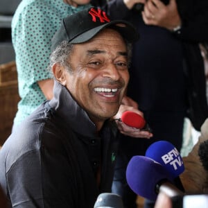 L'ancien sportif de tennis, Yannick Noah durant unne interview dans son village Noah, à Yaoundé, Cameroun, le 25 juillet 2022. © Stéphane Lemouton/Bestimage