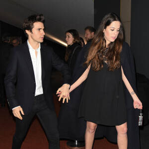 Anouchka Delon (enceinte) et son compagnon Julien Dereims - Avant-première du film "Toute ressemblance..." au cinéma UGC Ciné Cité Les Halles à Paris, le 25 novembre 2019. © Coadic Guirec/Bestimage.