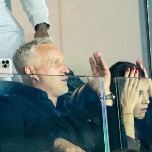 David Ginola et sa compagne Maëva Denat - People au match de Ligue 1 Uber Eats "PSG -OM" au Parc des Princes à Paris le 16 octobre 2022. © Cyril Moreau/Bestimage