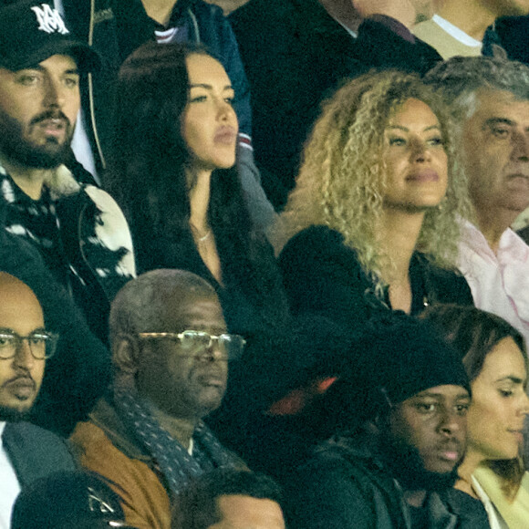 Nabilla Benattia et son mari Thomas Vergara - People au match de Ligue 1 Uber Eats "PSG -OM" au Parc des Princes à Paris le 16 octobre 2022. © Cyril Moreau/Bestimage