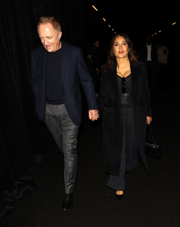 Selma Hayek et son mari François-Henri Pinault quittent le défilé Balenciaga lors de la Fashion Week de Paris (PFW) le 2 septembre 2022.