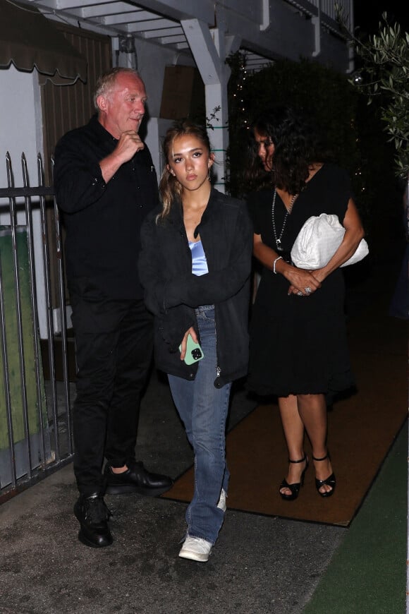 Exclusif - Salma Hayek et son mari François-Henri Pinault arrivent au restaurant Giorgio Baldi avec leur fille Valentina pour dîner avec L.Dicaprio le 24 août 2022.