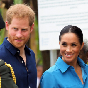 Le prince Harry, duc de Sussex, et Meghan Markle, duchesse de Sussex, enceinte, visitent le Tupou College, à Toloa, sur l'île de Tongatapu, aux Tonga, le 26 octobre 2018. 