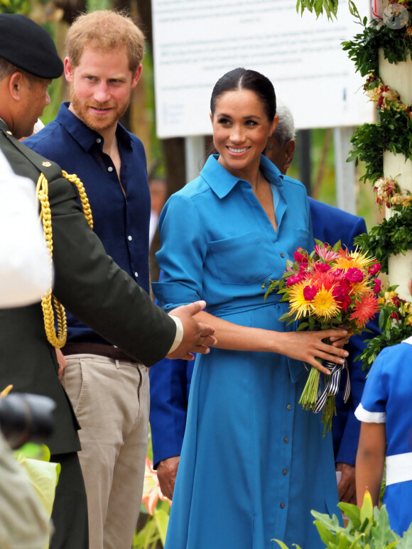 Le prince Harry, duc de Sussex, et Meghan Markle, duchesse de Sussex, enceinte, visitent le Tupou College, à Toloa, sur l'île de Tongatapu, aux Tonga, le 26 octobre 2018. 