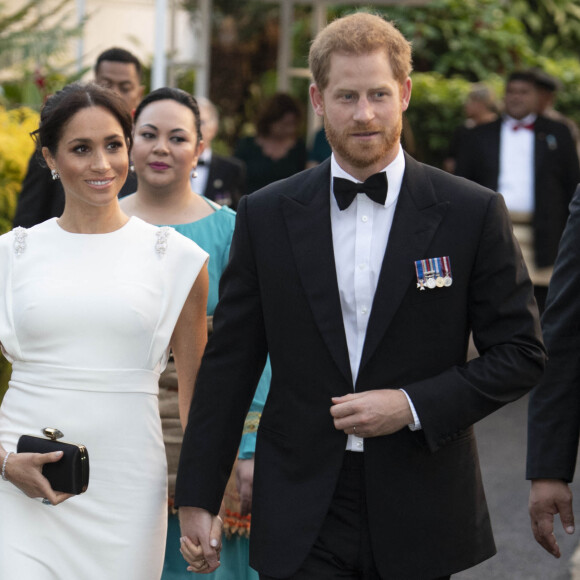 Le prince Harry, duc de Sussex, et Meghan Markle, duchesse de Sussex (enceinte) assistent officiellement à un accueil à la Maison consulaire de Tonga le premier jour de leur visite dans le pays, le 25 octobre 2018. 