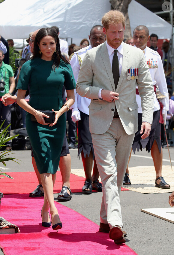 Le prince Harry, duc de Sussex, et Meghan Markle, duchesse de Sussex (enceinte) assistent à une cérémonie traditionnelle fidjienne à la dernière étape de leur voyage officiel aux Fidji, à Nadi, Fidji, le 25 octobre 2018. Le duc et la duchesse de Sussex assistent à une cérémonie traditionnelle fidjienne à la dernière étape de leur voyage officiel aux Fidji. 