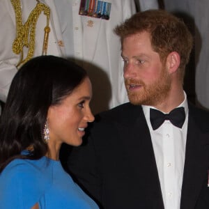 Le prince Harry, duc de Sussex, et Meghan Markle, duchesse de Sussex (enceinte) arrivent au dîner d'Etat donné en leur honneur à Suva, Îles Fidji.