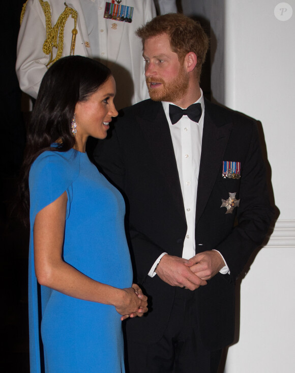 Le prince Harry, duc de Sussex, et Meghan Markle, duchesse de Sussex (enceinte) arrivent au dîner d'Etat donné en leur honneur à Suva, Îles Fidji.