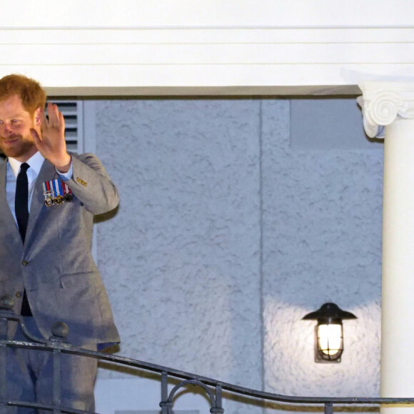 Le prince Harry, duc de Sussex et sa femme Meghan Markle, duchesse de Sussex (enceinte) au balcon du Grand Pacific Hotel à Suva aux îles Fidji dans le cadre de leur voyage officiel, le 23 octobre 2018. 