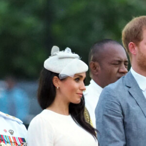 Le prince Harry, duc de Sussex et sa femme Meghan Markle, duchesse de Sussex (enceinte) lors d'une cérémonie aux îles Fidji au Albert Park dans le cadre de leur voyage officiel, le 23 octobre 2018. Le prince Harry, duc de Sussex a reçu une tasse de kava lors de cette cérémonie d'accueil. 