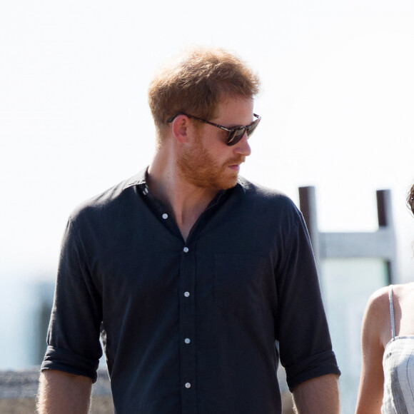 Le prince Harry, duc de Sussex, et Meghan Markle (enceinte), duchesse de Sussex, se promènent sur Kingfisher Bay Resort à Fraser Island, à l'occasion de leur voyage officiel en Australie. Le 22 octobre 2018 