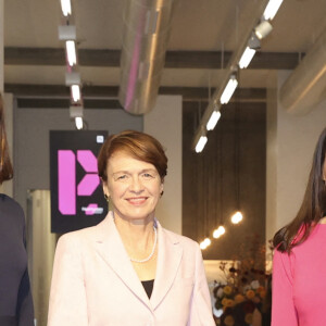 Elke Budenbender, la femme du président de l'Allemagne - La reine Letizia d'Espagne visite l'exposition "'Write all their names" à Berlin le 18 octobre 2022. Casa SM El Rey - Agence/Bestimage