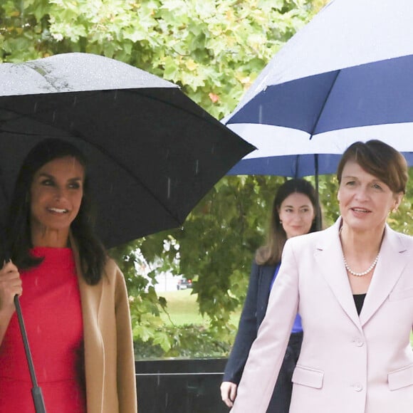 Elke Budenbender, la femme du président de l'Allemagne - La reine Letizia d'Espagne visite l'exposition "'Write all their names" à Berlin le 18 octobre 2022. Casa SM El Rey - Agence/Bestimage