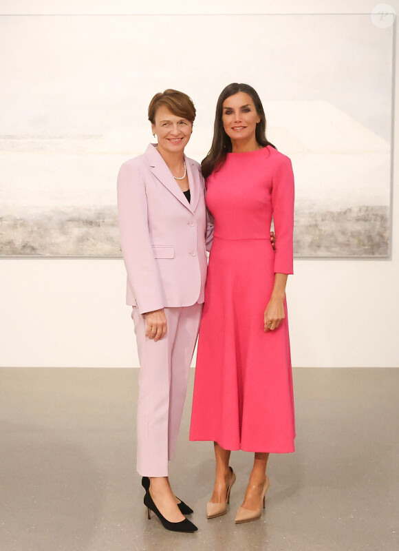 Elke Budenbender, la femme du président de l'Allemagne - La reine Letizia d'Espagne visite l'exposition "'Write all their names" à Berlin le 18 octobre 2022. Casa SM El Rey - Agence/Bestimage