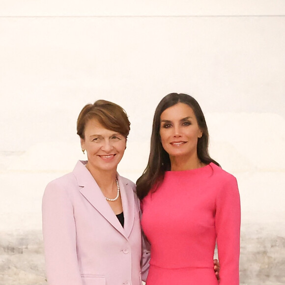 Elke Budenbender, la femme du président de l'Allemagne - La reine Letizia d'Espagne visite l'exposition "'Write all their names" à Berlin le 18 octobre 2022. Casa SM El Rey - Agence/Bestimage