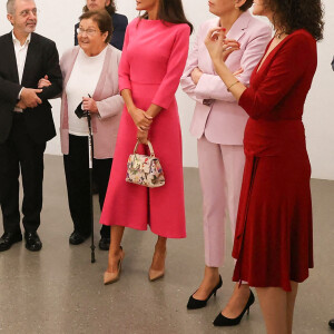 Elke Budenbender, la femme du président de l'Allemagne - La reine Letizia d'Espagne visite l'exposition "'Write all their names" à Berlin le 18 octobre 2022. Casa SM El Rey - Agence/Bestimage