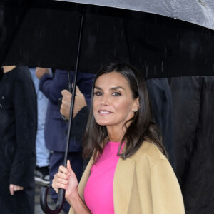 Le roi Felipe VI et la reine Letizia d'Espagne, posent devant la porte de Brandebourg à Berlin, avec le maire de la ville, Franziska Giffey, dans le cadre de leur visite officielle en Allemagne. Le 18 octobre 2022. 