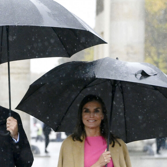 Le roi Felipe VI et la reine Letizia d'Espagne, posent devant la porte de Brandebourg à Berlin, avec le maire de la ville, Franziska Giffey, dans le cadre de leur visite officielle en Allemagne. Le 18 octobre 2022. 