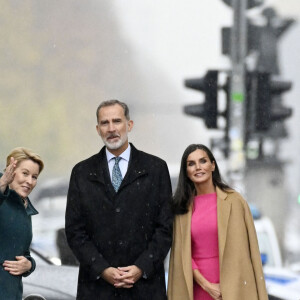 Le roi Felipe VI et la reine Letizia d'Espagne, posent devant la porte de Brandebourg à Berlin, avec le maire de la ville, Franziska Giffey, dans le cadre de leur visite officielle en Allemagne. Le 18 octobre 2022. 
