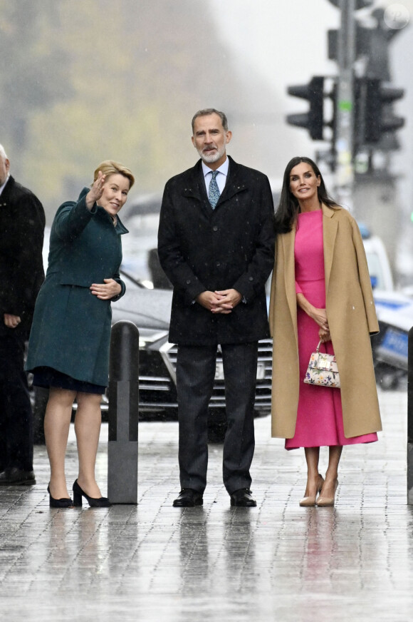 Le roi Felipe VI et la reine Letizia d'Espagne, posent devant la porte de Brandebourg à Berlin, avec le maire de la ville, Franziska Giffey, dans le cadre de leur visite officielle en Allemagne. Le 18 octobre 2022. 