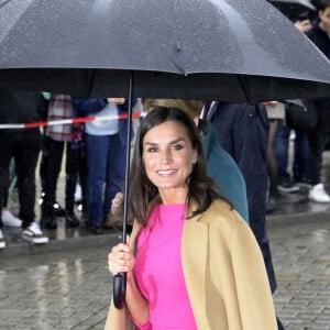 Le roi Felipe VI et la reine Letizia d'Espagne, posent devant la porte de Brandebourg à Berlin, avec le maire de la ville, Franziska Giffey, dans le cadre de leur visite officielle en Allemagne. Le 18 octobre 2022. 