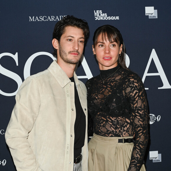 Pierre Niney et sa femme Natasha Andrews - Avant-première du film "Mascarade" au cinéma Pathé Wepler à Paris. © Coadic Guirec / Bestimage