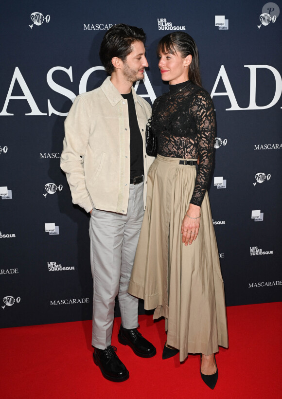 Pierre Niney et sa femme Natasha Andrews - Avant-première du film "Mascarade" au cinéma Pathé Wepler à Paris. Le 20 octobre 2022 © Coadic Guirec / Bestimage