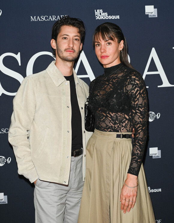 Pierre Niney et sa femme Natasha Andrews - Avant-première du film "Mascarade" au cinéma Pathé Wepler à Paris. Le 20 octobre 2022 © Coadic Guirec / Bestimage