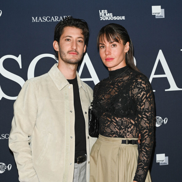 Pierre Niney et sa femme Natasha Andrews - Avant-première du film "Mascarade" au cinéma Pathé Wepler à Paris. Le 20 octobre 2022 © Coadic Guirec / Bestimage