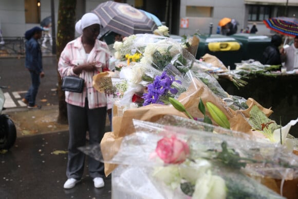 Des fleurs déposées en soutien après l'assassinat de la petite Lola, 12 ans, retrouvée morte dans une malle au pied de son immeuble à Paris, le 17 octobre 2022.