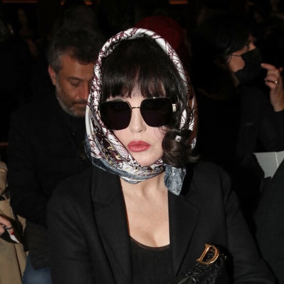 Semi-exclusif - Isabelle Adjani - Défilé Dior Prêt-à-porter Automne/Hiver 2022/2023 dans le cadre de la Fashion Week de Paris, France, le 1er Mars 2022. © Borde-Rindoff/Bestimage 