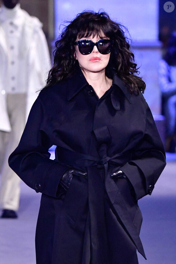 Isabelle Adjani - Défilé de mode prêt-à-porter automne-hiver 2022/2023 AMI lors de la fashion week de Paris. Le 19 janvier 2022 