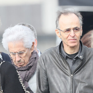 Philippe Gildas et Jean-Jacques Goldman lors des obsèques de Véronique Colucci au cimetière communal de Montrouge, le 12 avril 2018.